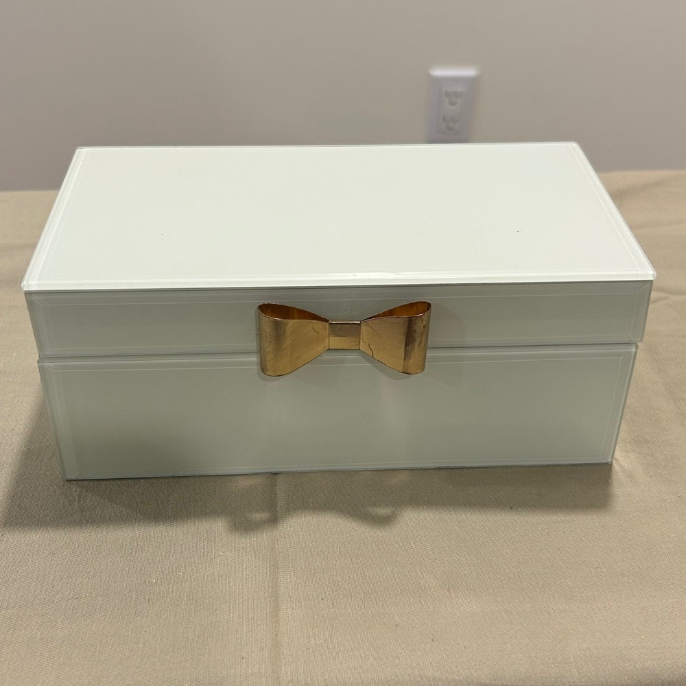 Cynthia‎ Rowley jewelry/ storage box creamy green